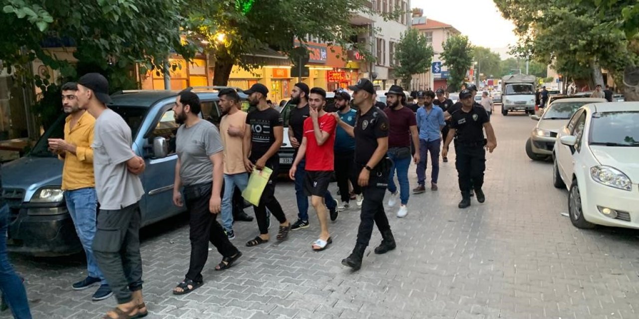Basmane’de 120 düzensiz göçmen yakalandı