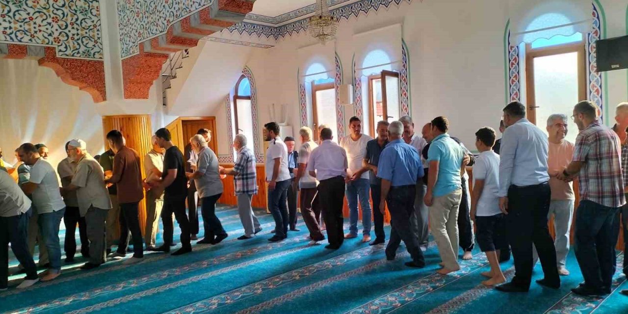 Köyceğizliler bayram namazı için camilere akın etti