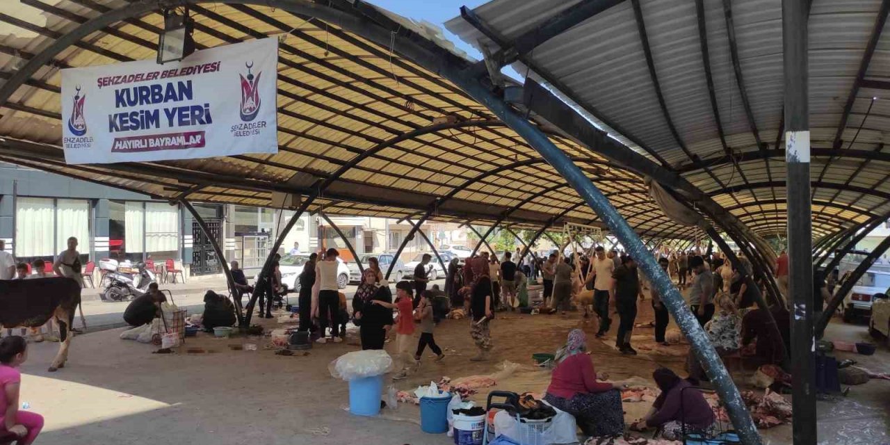 Manisalı vatandaşlar bayramın birinci günü vazifelerini yerine getirdi