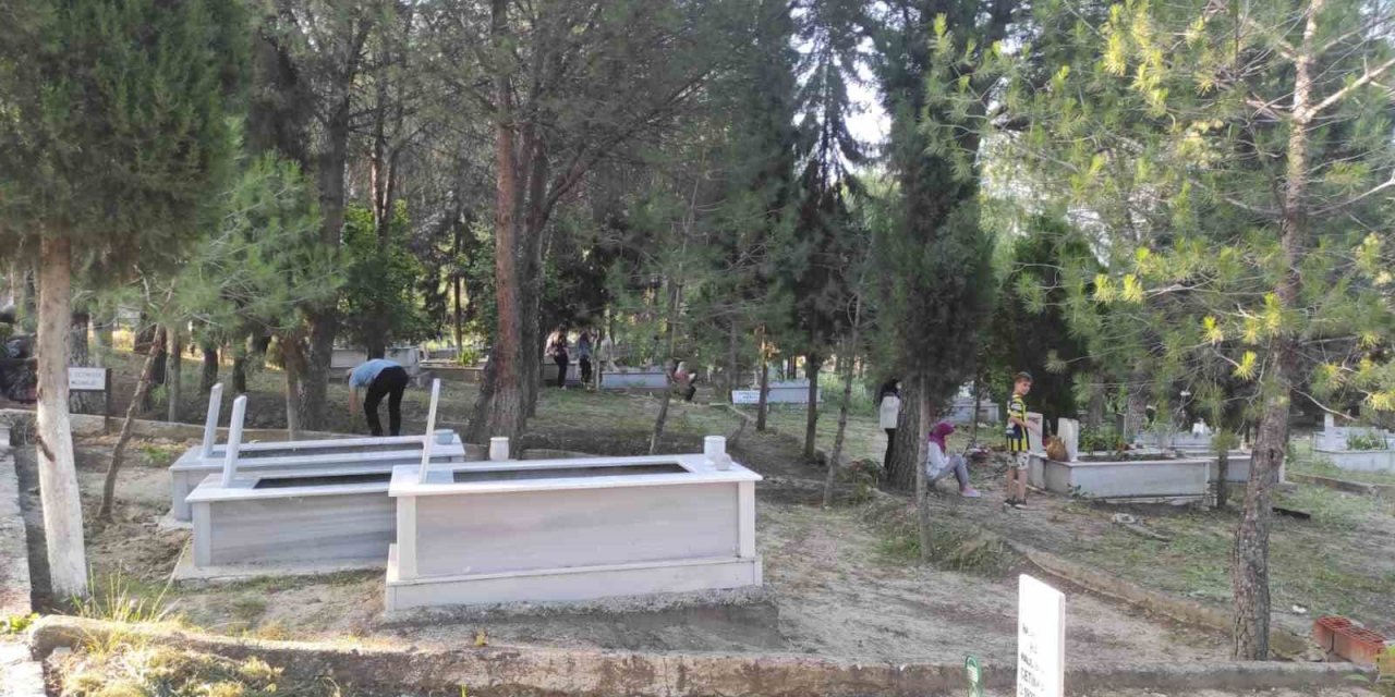 Selendi’de mezarlıklara ziyaretçi akını