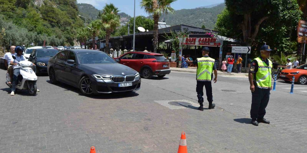 Fethiye’de bayram yoğunluğu trafiğe yansıdı