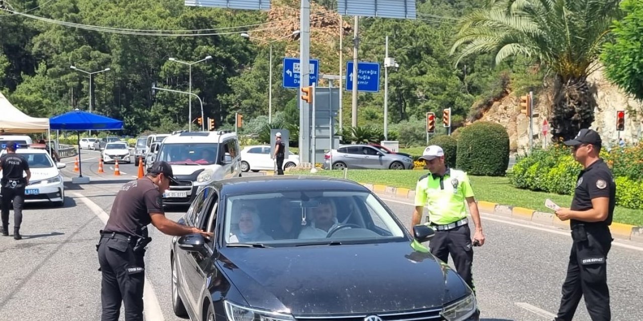Marmaris’te trafik ekipleri ilçe girişinde gelen sürücülerin bayramını kutlayıp broşür dağıttı