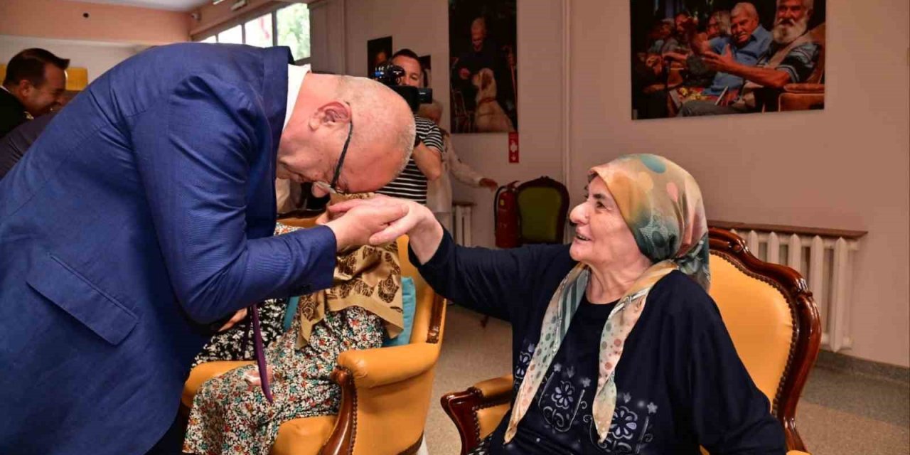 Manisa protokolünden huzurevi sakinlerine bayram ziyareti