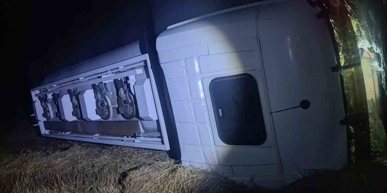 Yoldan çıkan yakıt tankeri devrildi: 3 yaralı