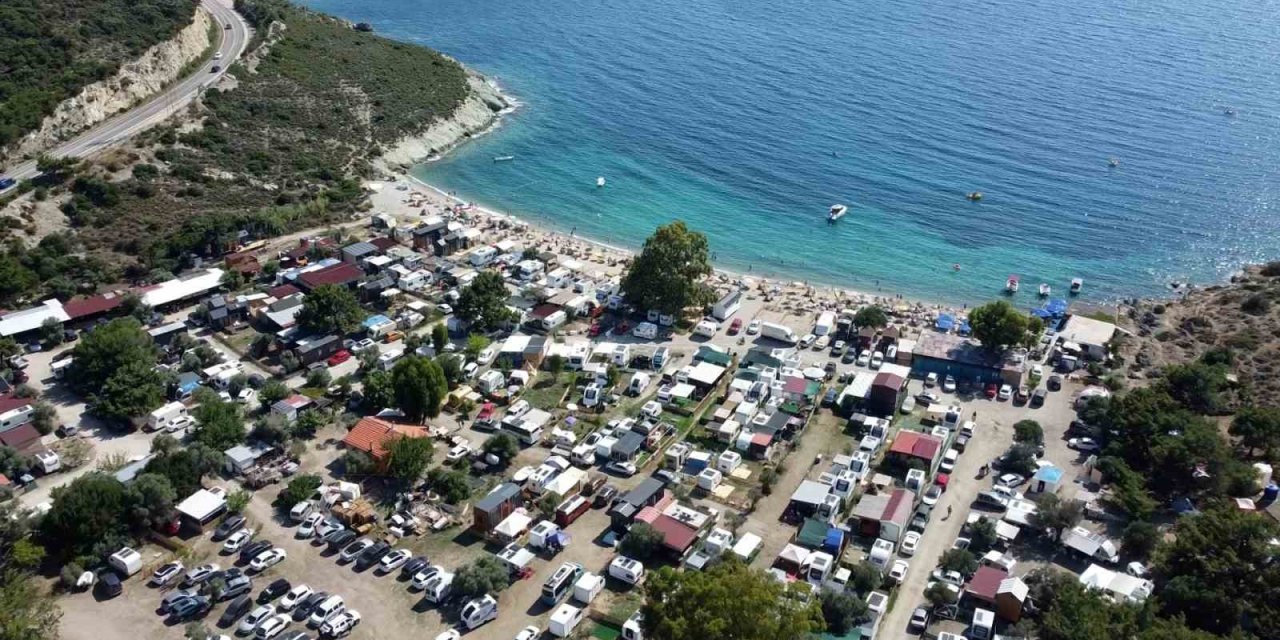 Karavan tatilcileri Foça’ya akın etti