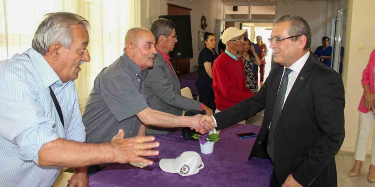 Muğla protokolü huzurevi vatandaşlarının bayramını kutladı