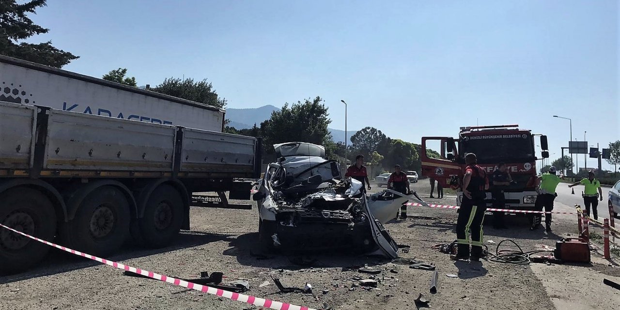Tıra saplanan aracın sürücüsü direksiyonda kalp krizi geçirmiş (düzeltme)