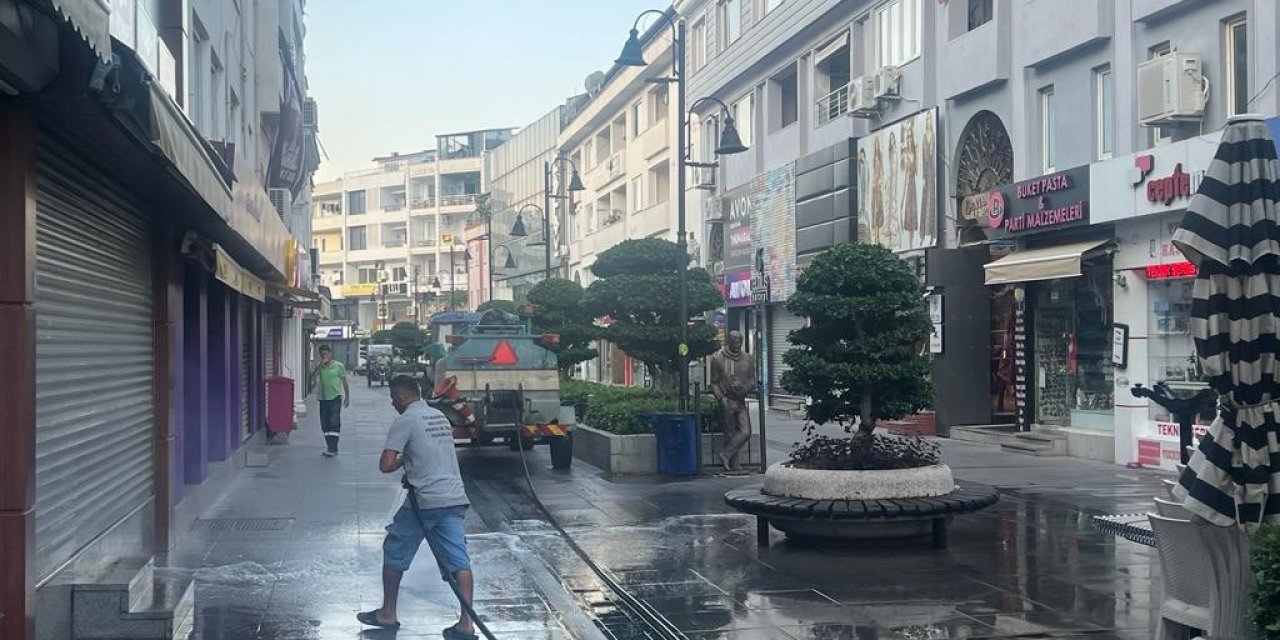 Marmaris’te belediye ekipleri "Temiz Marmaris" için yoğun mesai yaptı