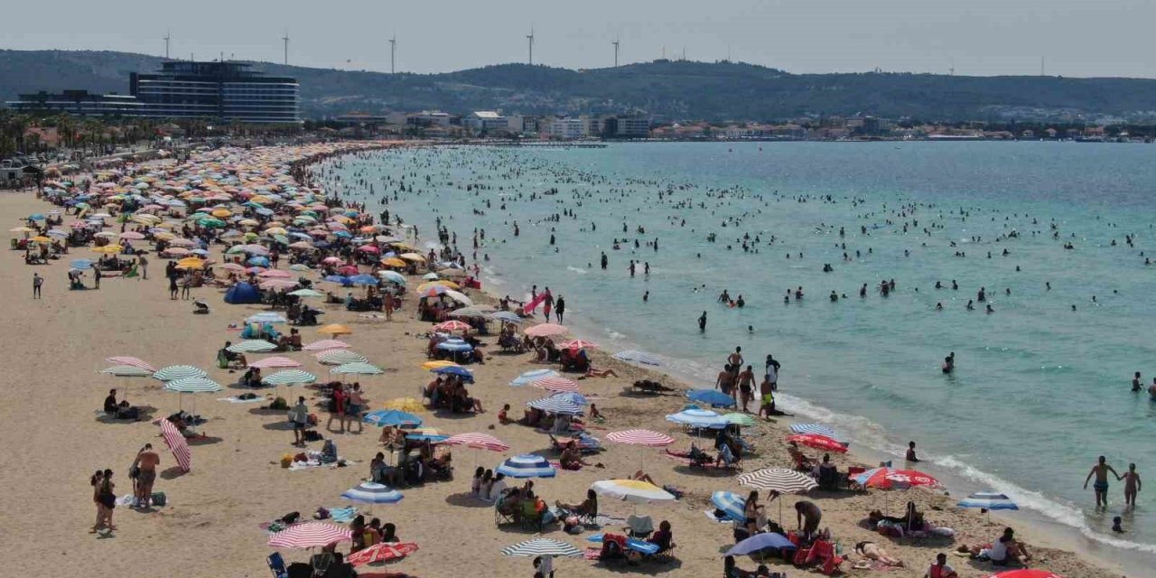 Tatilciler bayramın ikinci gününde de Çeşme’ye akın etti