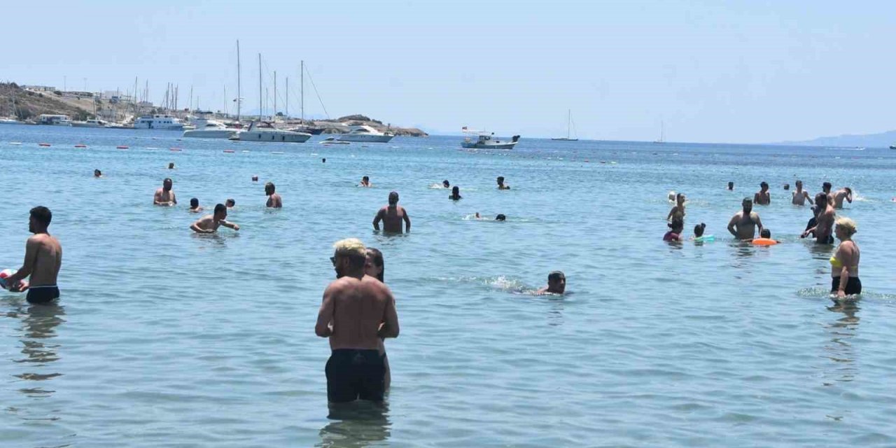 Bodrum’da bayram nüfusu 1 milyona aştı, sahiller doldu taştı