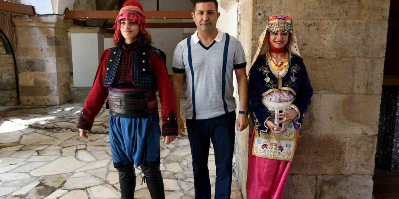 Kuşadası’nda ilçe protokolü vatandaşlarla bayramlaştı