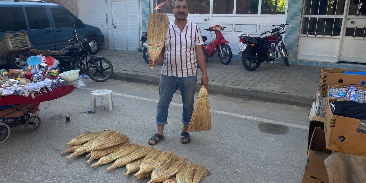 Asırlık ot süpürgeler, son teknoloji rakiplerine karşı direniyor