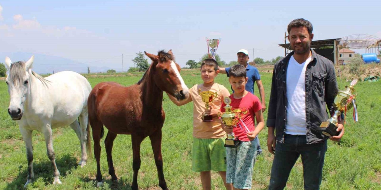 Atalarından devraldığı binlerce yıllık rahvan at geleneğini yaşatıyor