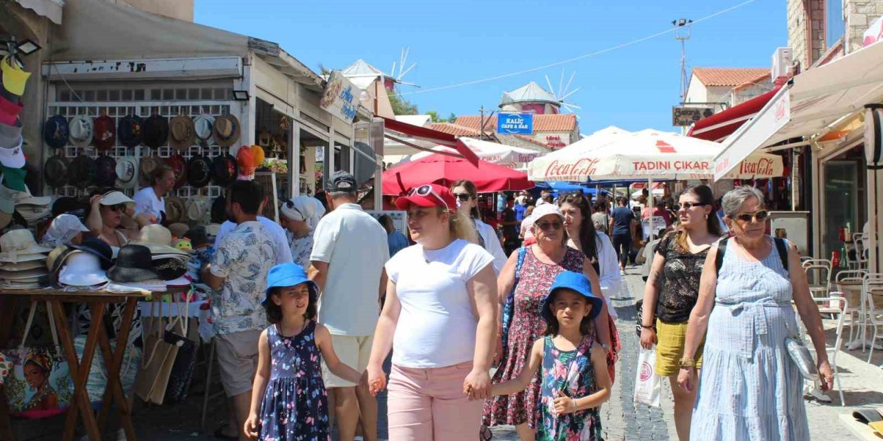 Alaçatı sokakları dolup taştı