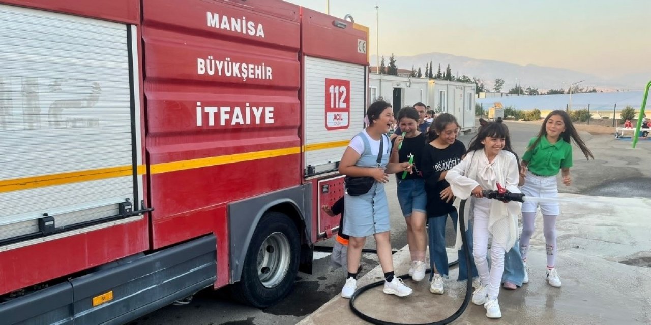 Manisa İtfaiyesi bayramda depremzede çocuklara moral oldu