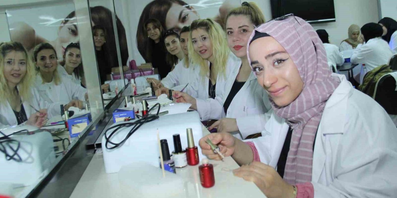 Nail art ve protez tırnak, kadınların gelir kapısı oldu