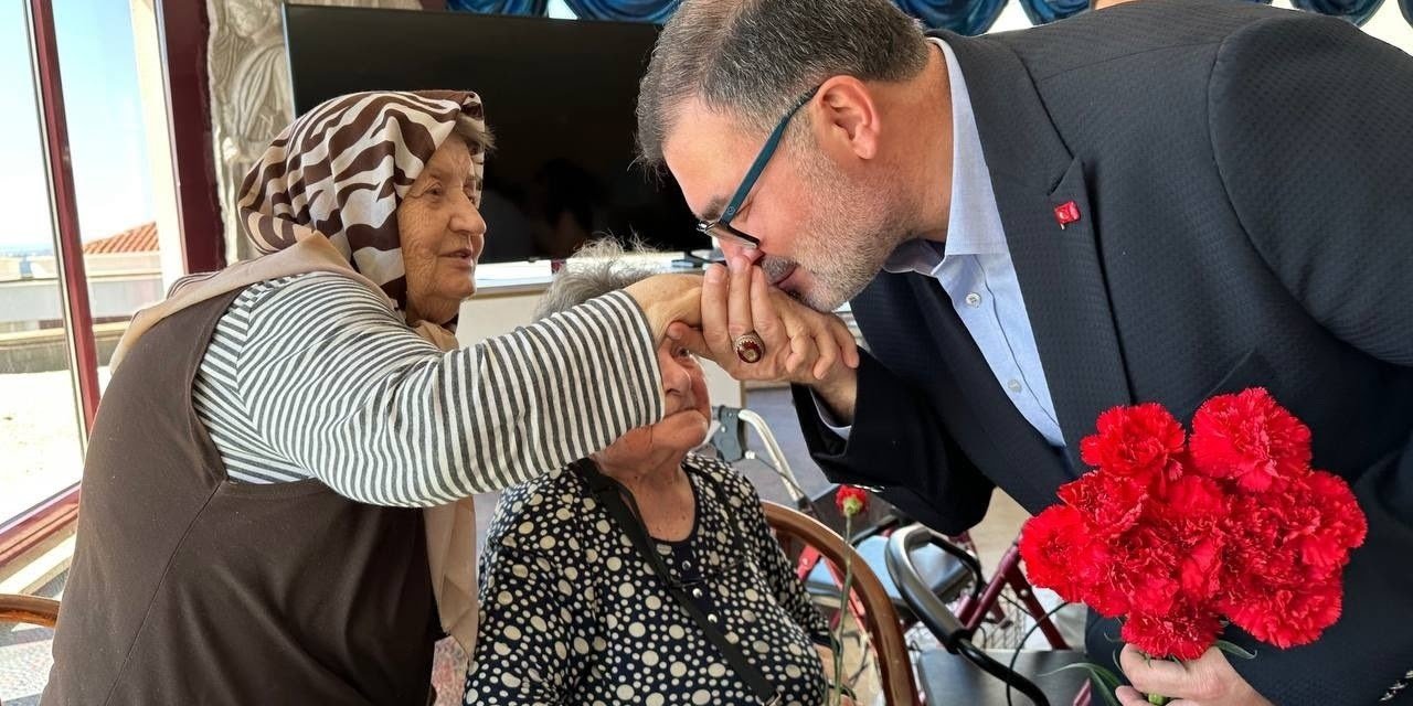 Saygılı, huzurevi sakinleriyle bayramlaştı