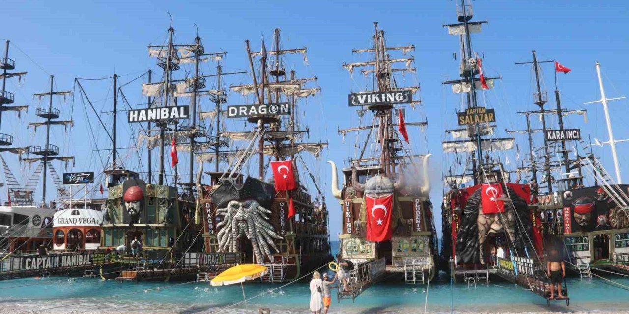 Ölüdeniz’de tekneciler çifte bayram kutladı