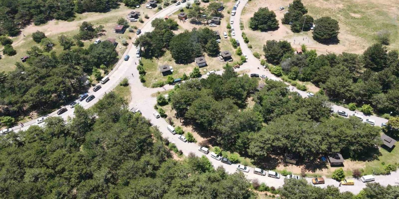 Sıcak havada çareyi Spil’de serinlemekte buldular