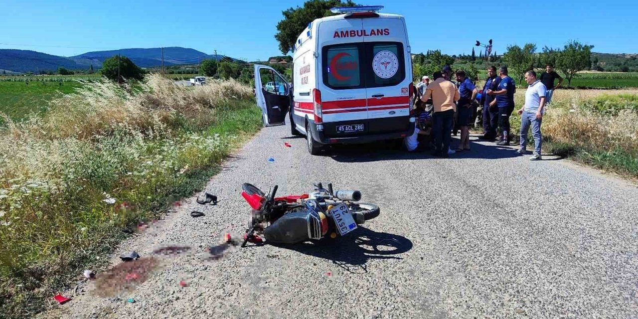 Kırkağaç’ta motosiklet traktöre çarptı: 2 yaralı