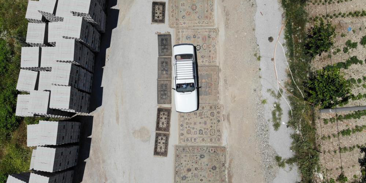 Yollara serilen halılar görenleri şaşkına çeviriyor