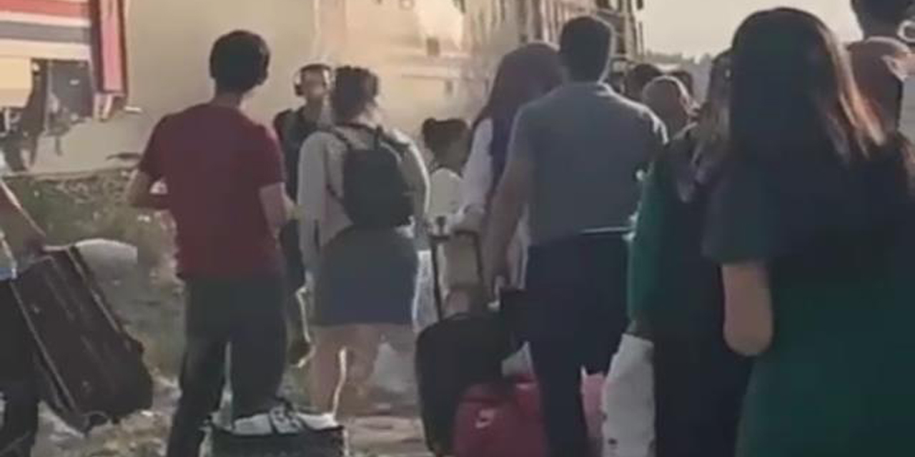 Yolcu trenin vagonu alev alev yandı, vatandaşlar büyük panik yaşadı