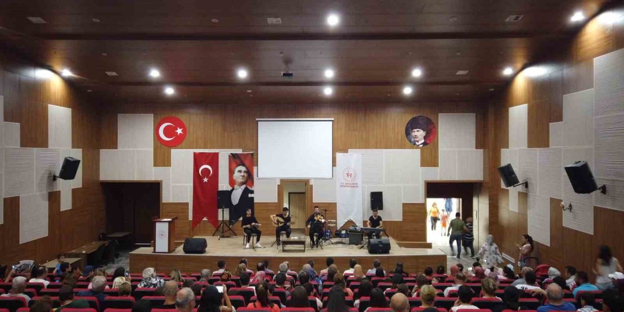 Muğla’da depremzedeler bayram konseri ile moral buldu