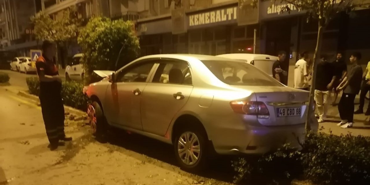 Sürücüsünün direksiyon hakimiyetini kaybettiği otomobil orta refüje çıktı