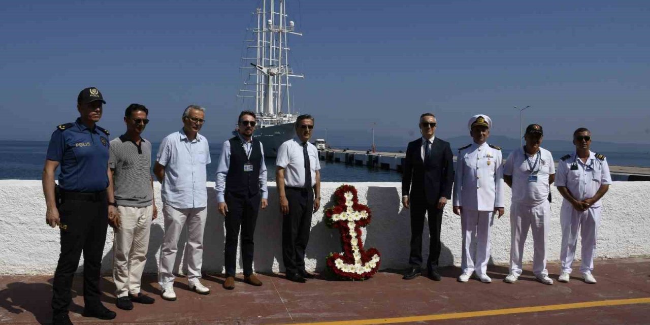Kuşadası denizine şehitler anısına çiçek bırakıldı