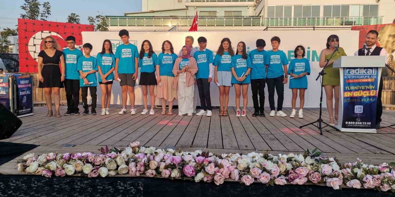 Radikal Eğitim Kurumlarında LGS’de derece yapan öğrencilere ödül