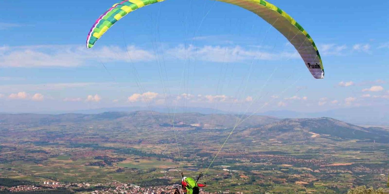 Denizli’nin ilçeleri yamaç paraşütü tutkunlarının gözdesi haline geliyor