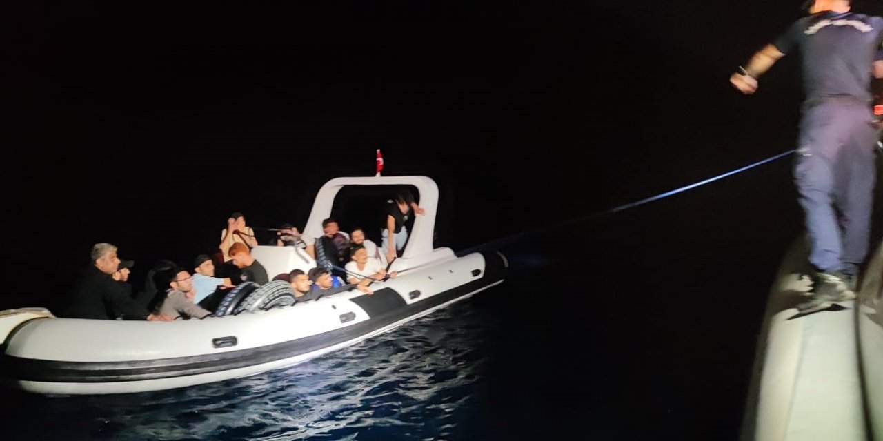 Lastik bot içerisinde 17 göçmen yakalandı