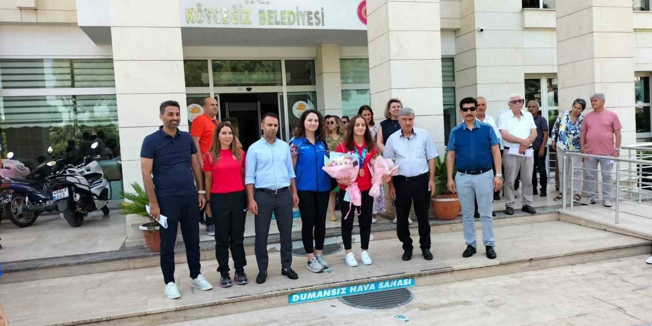 Güreşte Avrupa üçüncüsü olan İlyasoğlu, Köyceğiz’de çiçeklerle karşılandı