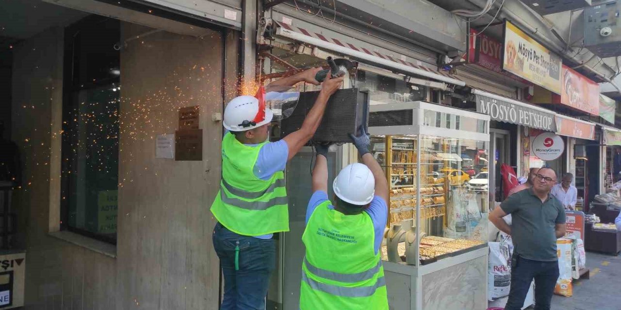 İzmir’de Arapça tabelalar tek tek indirildi