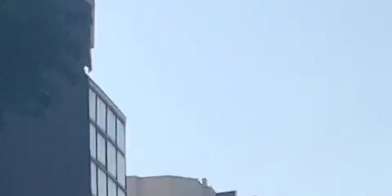Metrelerce yükseklikten atladı, şans eseri brandanın üstüne düştü