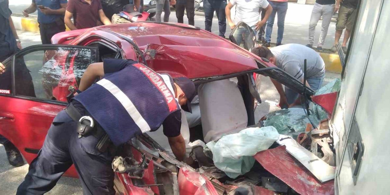 Gaz pedalı takılı kalan otomobil kamyonete çarptı: 2 yaralı