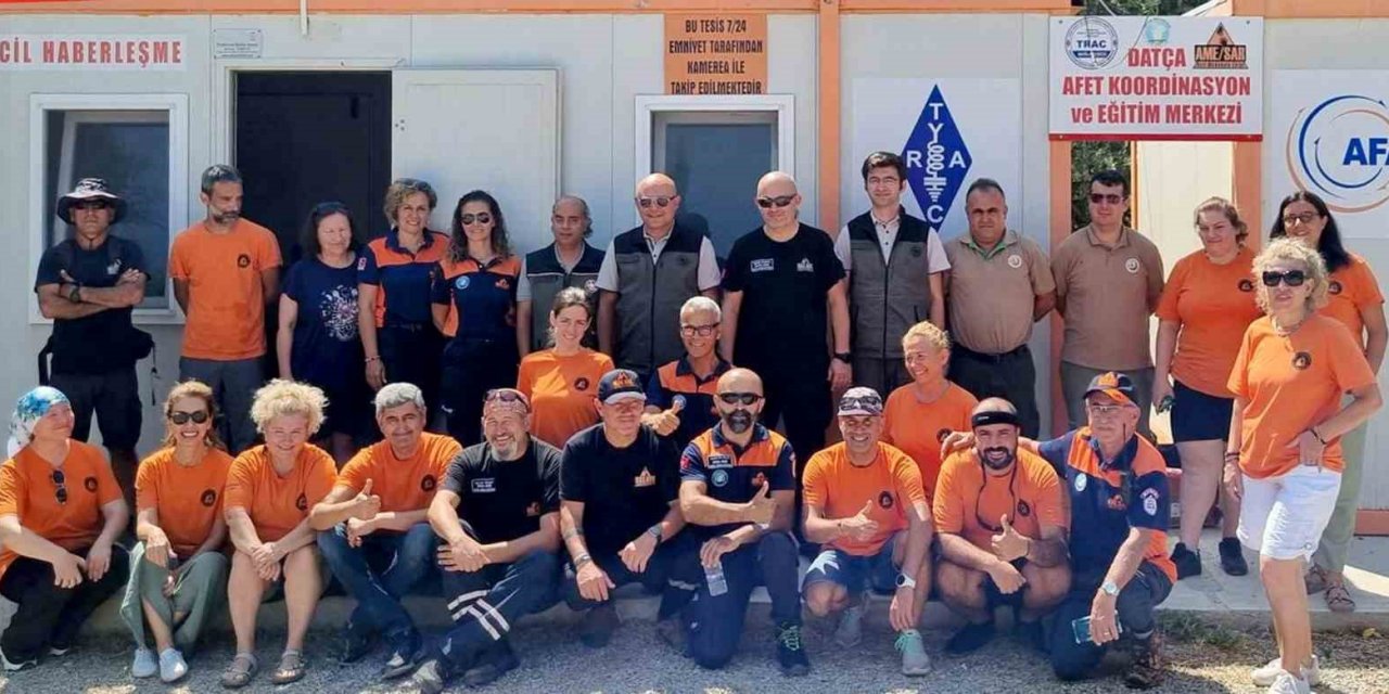 Datça yangın gönüllülerine sertifika ve kıyafet