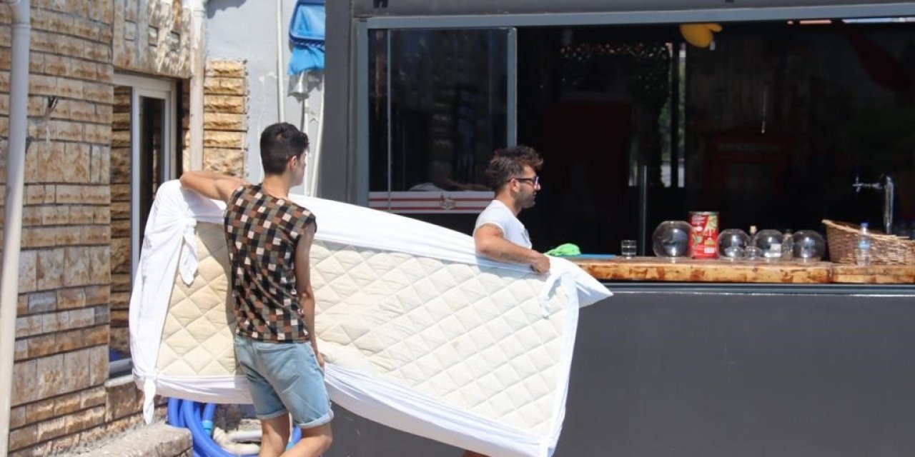 Depremden sağ kurtulup geldikleri Marmaris’te de sokakta kaldılar