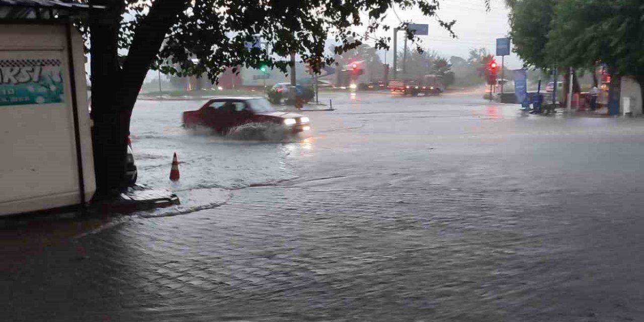 Kuyucak’ta sağanak yağış etkili oldu