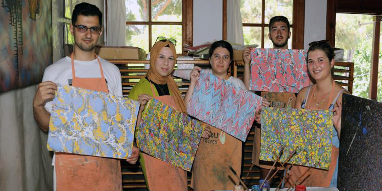 Yabancı öğrenciler ‘Ebru’ sanatını öğreniyor