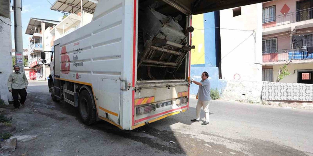 Bayraklı sokaklarında yaz temizliği
