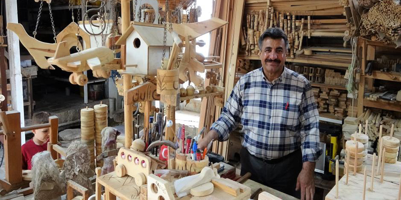 Yaptığı oyuncaklarla çocukların yüzünü güldürüyor