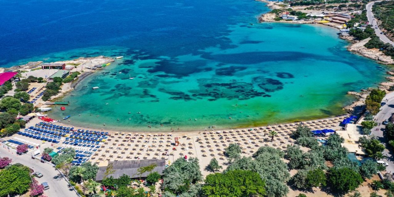 Seferihisar’da plajlara mavi bayraklar asıldı