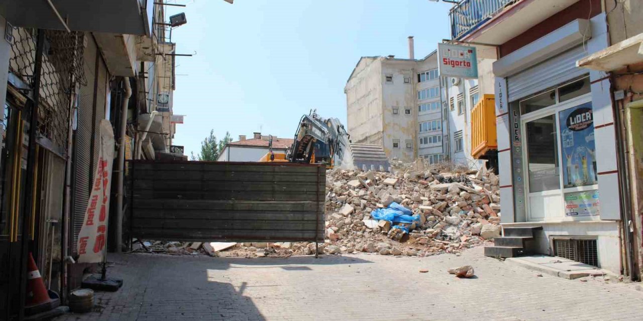 Haftalardır bitmeyen yıkım bölge esnafını zora soktu