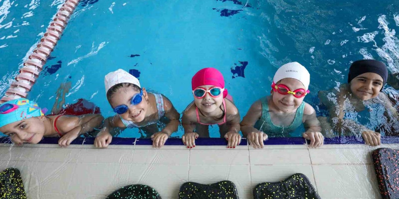Buca Belediyesi’nin yüzme kursları büyük ilgi görüyor