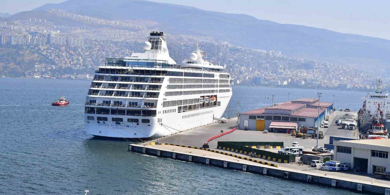 Bu yılın 10’uncu kruvaziyer gemisi İzmir’e yanaştı