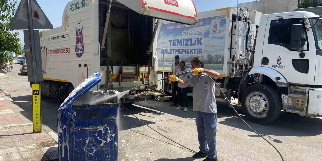 Şehzadeler’de çöp konteynerleri dezenfekte ediliyor
