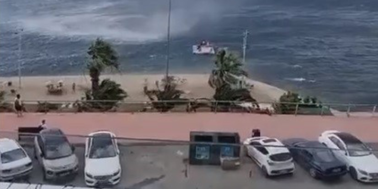 Denizden gelen hortum, tatilcilere zor anlar yaşattı