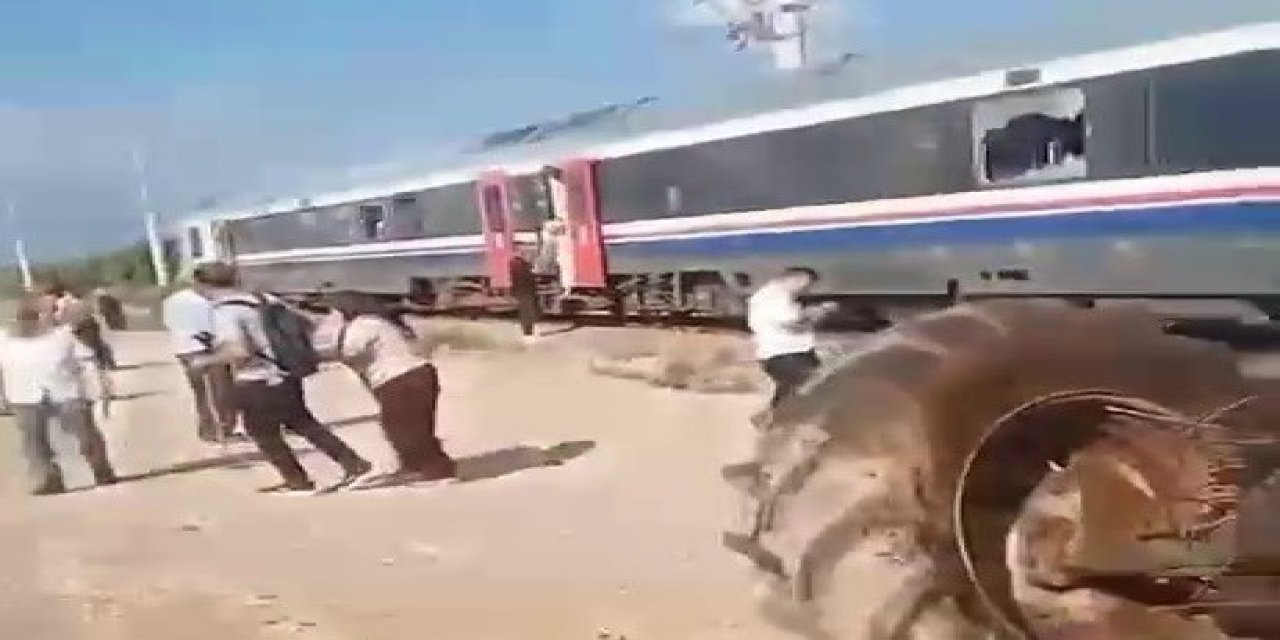 İzmir’de traktör ile tren çarpıştı: 1’i ağır 4 yaralı