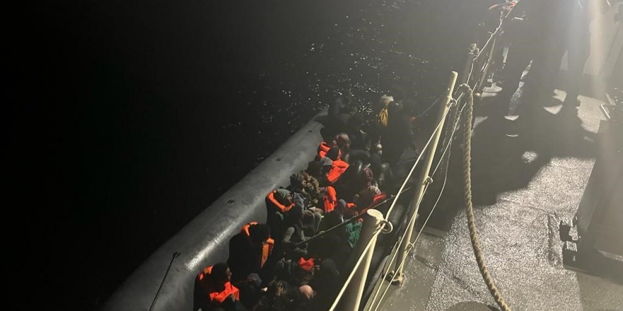İzmir açıklarında 28 düzensiz göçmen yakalandı